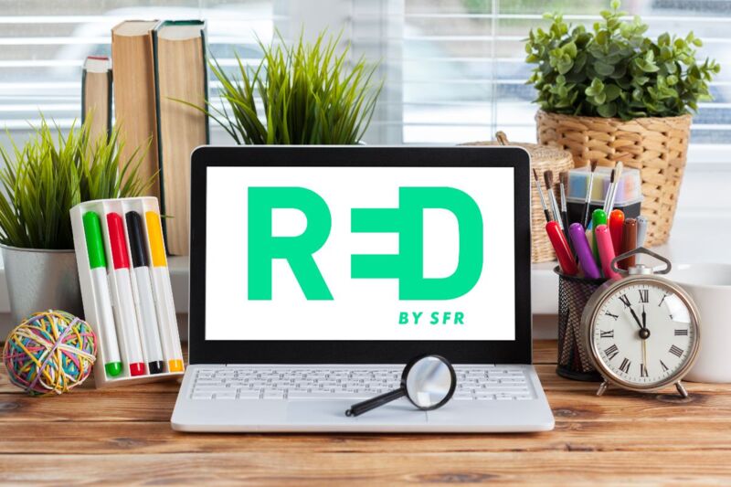 RED by SFR frappe fort avec sa box à petit prix. En ce moment, l'opérateur propose un bonus qui fait toute la différence.