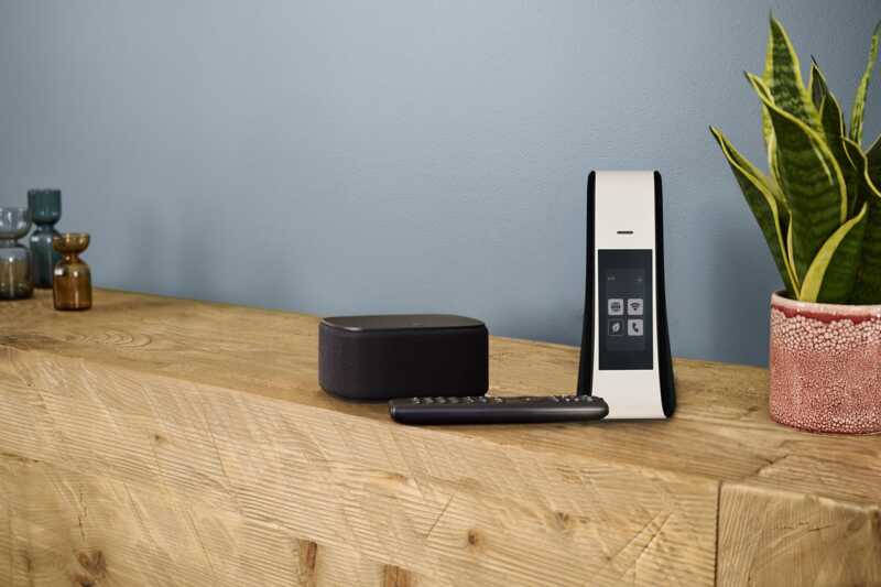 SFR Box 10 avec le décodeur SFR posée sur un meuble