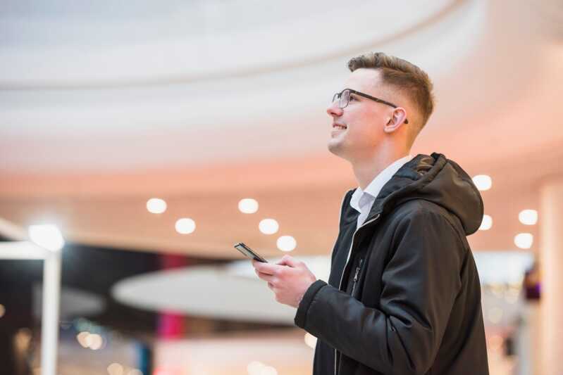 monsieur content d'utiliser son smartphone avec proton VPN