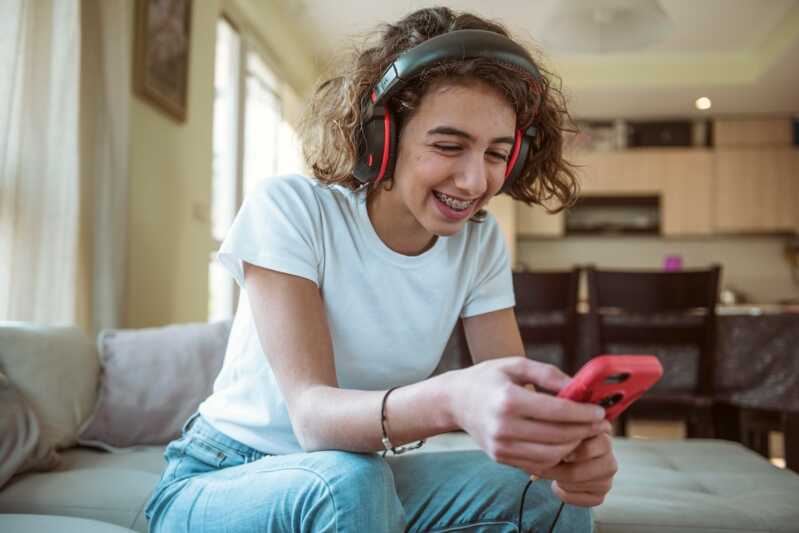 joue avec son smartphone