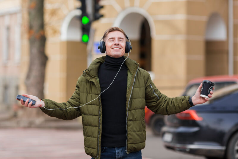 homme content de son forfait free mobile
