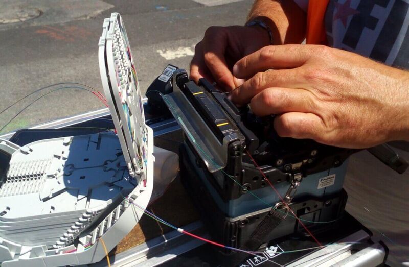 Un technicien réalise une soudure de fibre optique