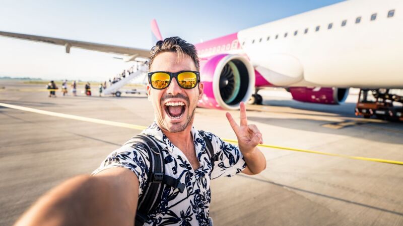 touriste devant avion