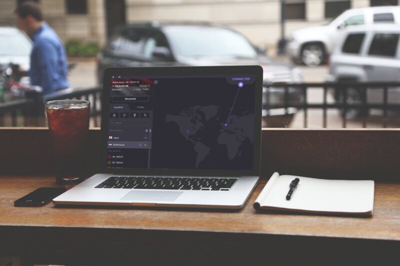 Utiliser ordinateur dans un café