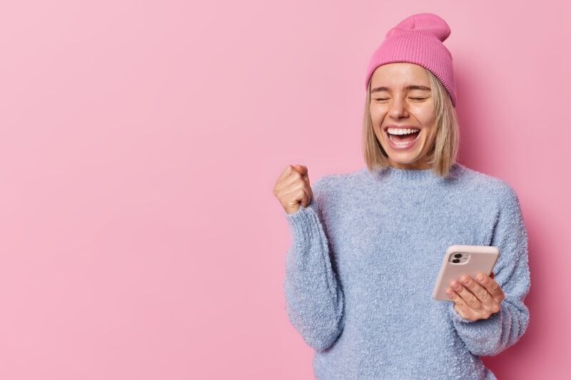 femme contente d'avoir enfin trouvé un forfait 5G Youprice
