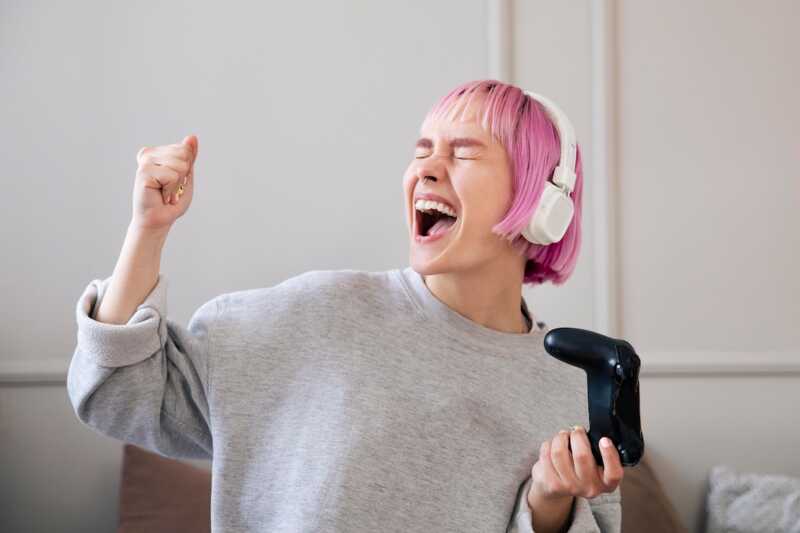 gamer contente d'avoir meilleur wi-fi