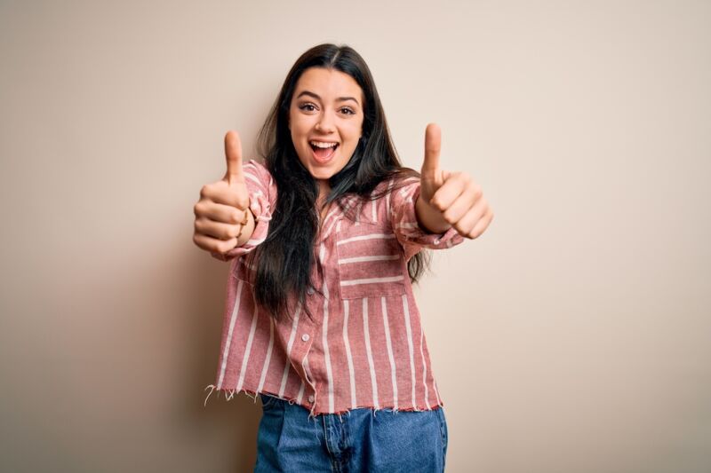 femme contente de la box sfr