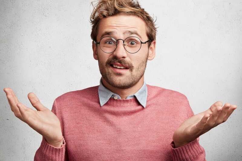 homme dubitatif sur l'arrivée d'une version expressVPN gratuite