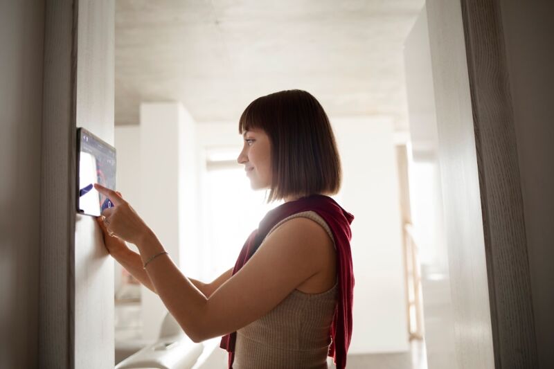 femme programme détecteur de fumée