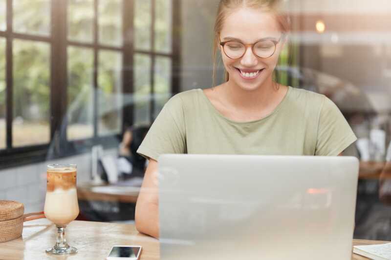 Une femme contente d'utiliser ExpressVPN