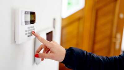     Pourquoi cette alarme de maison fait bien plus que faire fuir les cambrioleurs
