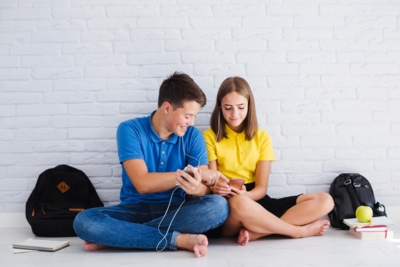     Votre ado va être content : vous allez forcément souscrire un de ces forfaits pas chers pour son smartphone
