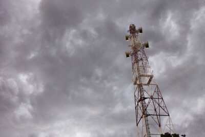     5G : Orange met l'accent sur la couverture, Free vise la montée en débit
