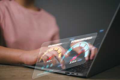     Quel fournisseur d'accès à internet a délivré les meilleurs débits en fibre optique en juillet 2023 ?
