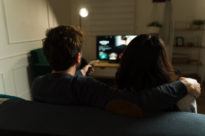     On vous révèle quel est le moyen préféré des Français pour regarder la TV et c'est une surprise !
