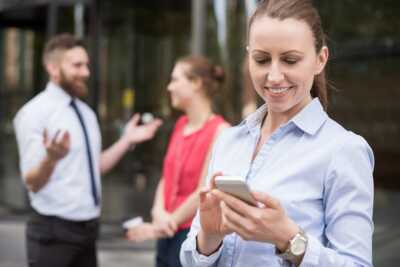     Forfait mobile pro : Luvimobile équipe votre flotte de smartphones avec des forfaits sur le réseau Orange
