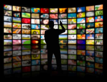     Comparatif des offres TV gratuites des opérateurs Internet : Free fait la différence
