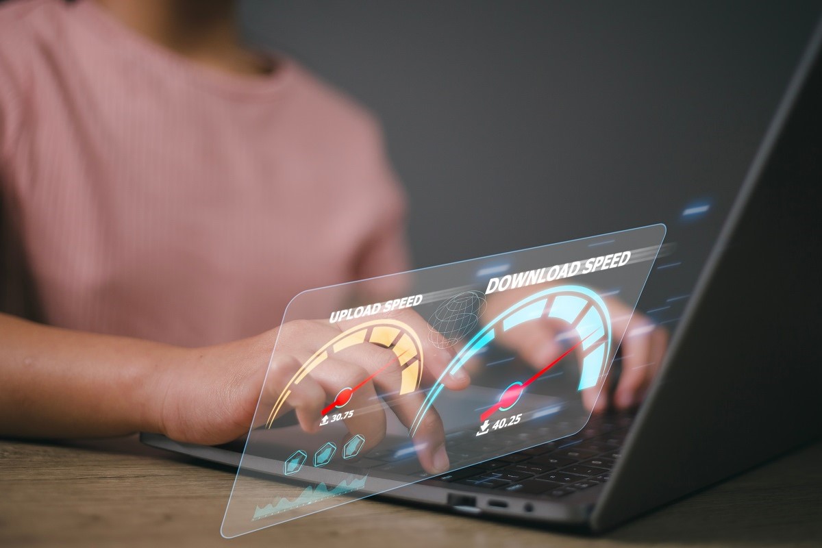     Quel fournisseur d'accès à internet a délivré les meilleurs débits en fibre optique en juillet 2023 ?
