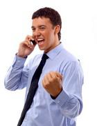 heureux avec son t&eacute;l&eacute;phone mobile