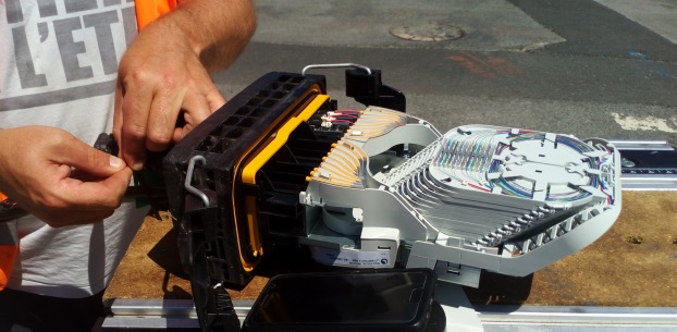     Fibre optique : le déploiement vole de record en record
