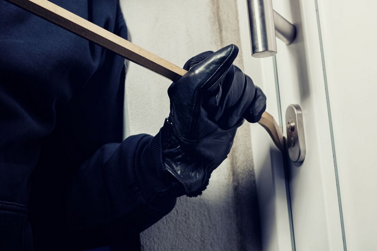     Au mois de décembre, le risque d'être cambriolé augmente de 37,5% : nos recommandations pour éviter de figurer parmi les victimes
