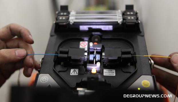 Mise en place des deux brins de fibre optique &agrave; souder dans l'appareil de soudure