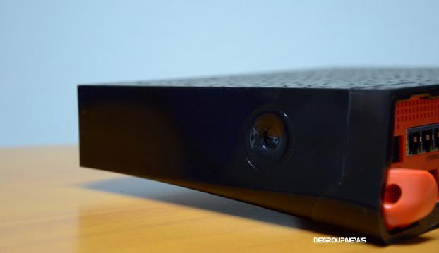 Haut parleur situ&eacute; sur le c&ocirc;t&eacute; du Freebox server