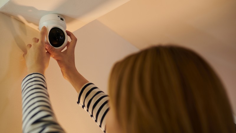 installation d'une camera de sécurité au plafond