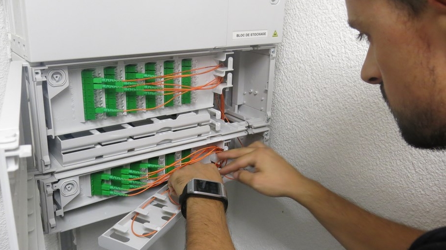     Reportage : Orange installe une Livebox dans un immeuble neuf équipé de la fibre optique
