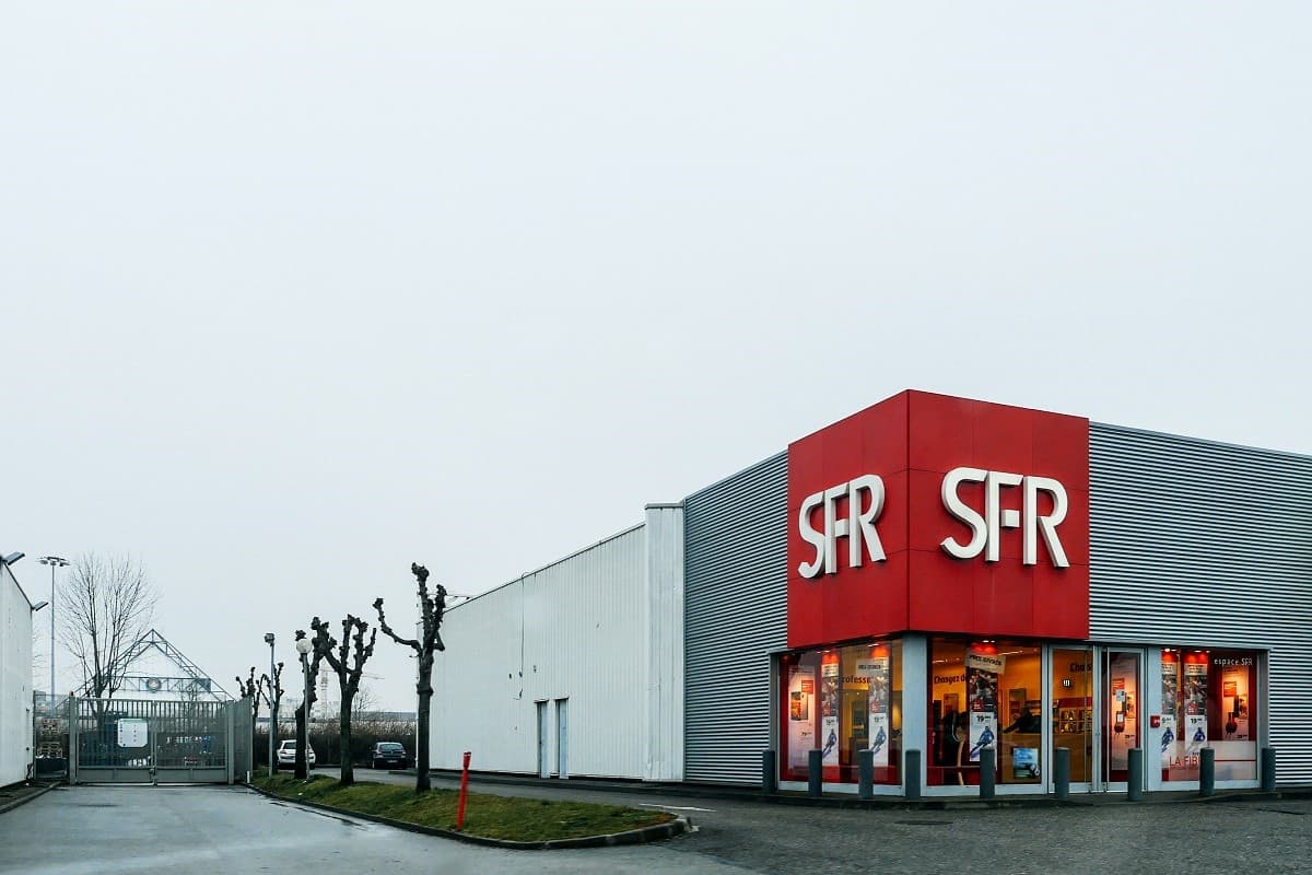    Accablé par sa dette, SFR est dans le rouge
