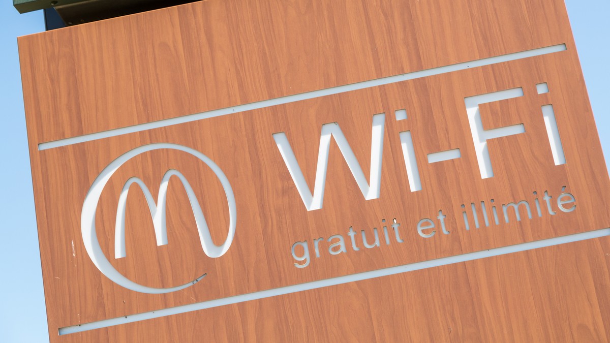     Le Wi-Fi gratuit c'est pratique mais c'est risqué : voici comment sécuriser votre connexion
